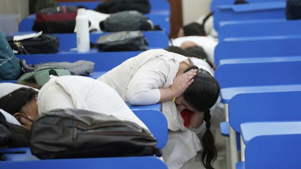 Estudantes se abrigam durante simulação de exercícios em meio à tensão entre Índia e Paquistão. Jammu, Índia, 6 de maio de 2025 - Sputnik Brasil