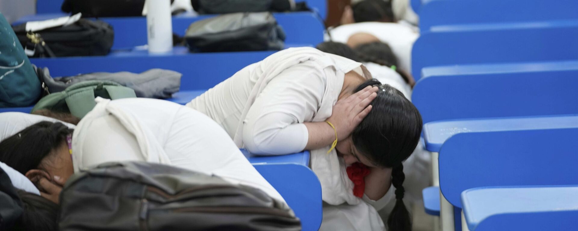 Estudantes se abrigam durante simulação de exercícios em meio à tensão entre Índia e Paquistão. Jammu, Índia, 6 de maio de 2025 - Sputnik Brasil, 1920, 06.05.2025