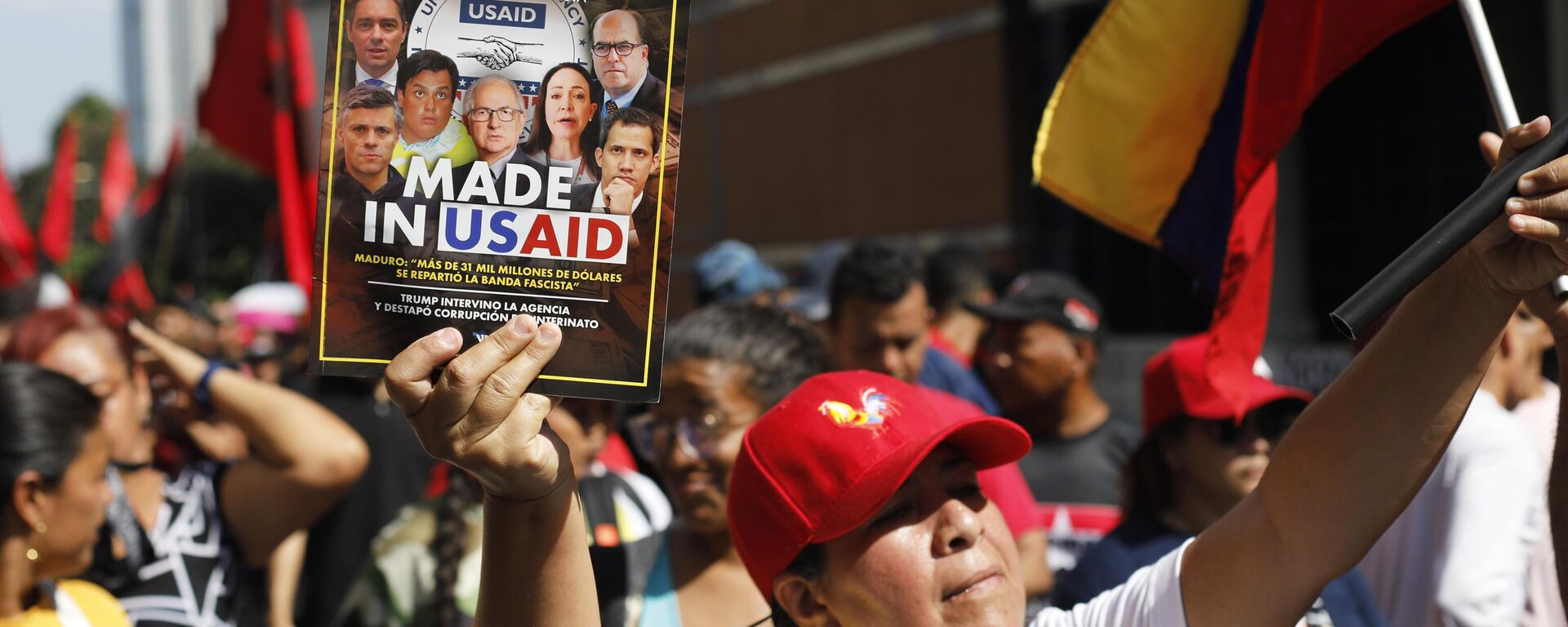 Venezuelana segura revista com manchete sobre a USAID em protesto contra sanções dos Estados Unidos. Caracas, 27 de fevereiro de 2025 - Sputnik Brasil, 1920, 06.05.2025