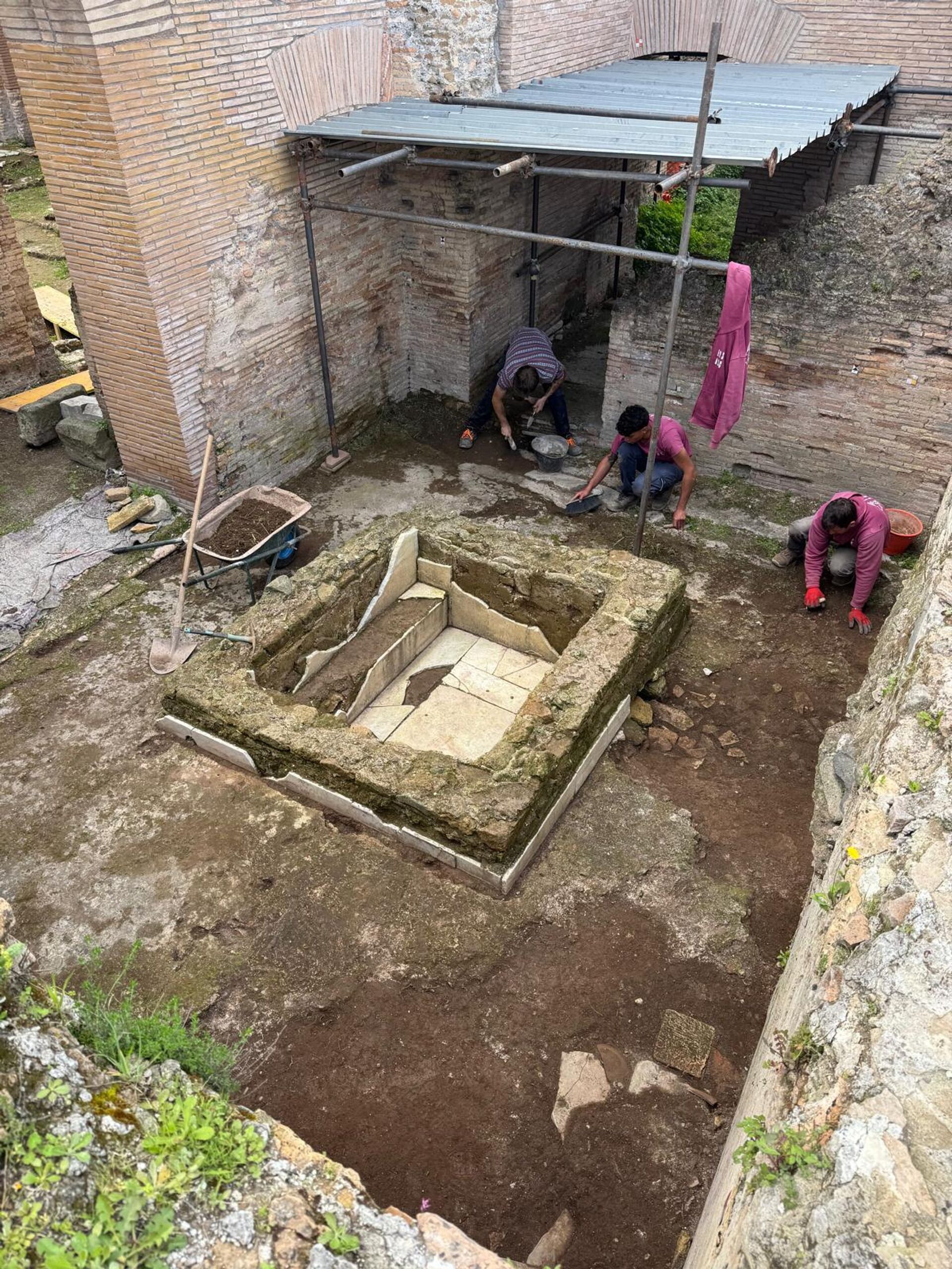 Uma vista da bacia (piscina) descoberta, identificada como um antigo batistério, dentro das termas romanas escavadas Uma vista da bacia (piscina) descoberta, identificada como um antigo batistério, dentro das termas romanas escavadas