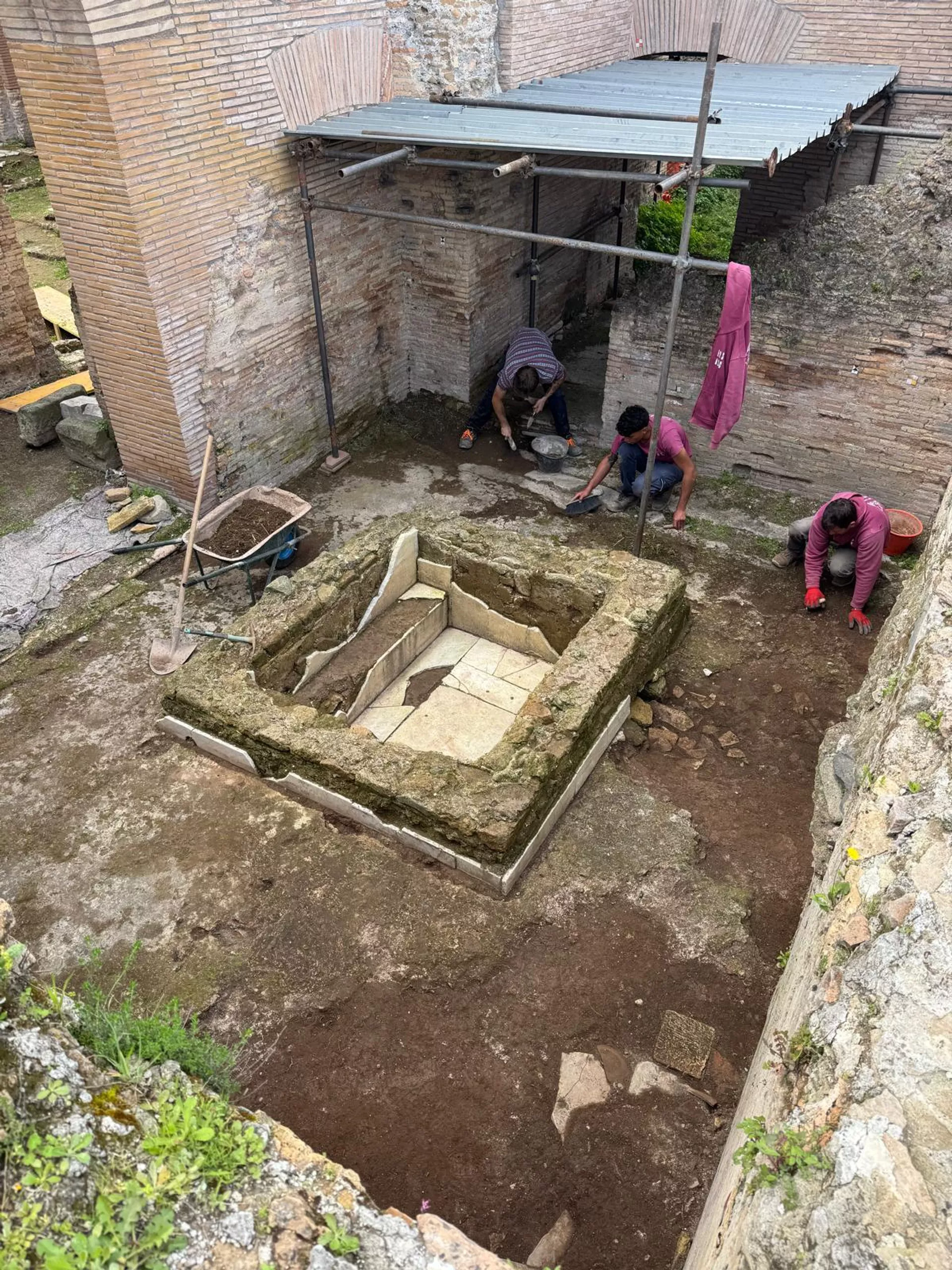 Uma vista da bacia (piscina) descoberta, identificada como um antigo batistério, dentro das termas romanas escavadas - Sputnik Brasil, 1920, 07.05.2025