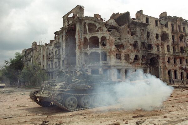 Como era: Foto de combates em Grozny (capital da república da Chechênia), agosto de 1996. Blindados das tropas do Ministério do Interior da Rússia perto de prédios destruídos no centro da cidade - Sputnik Brasil