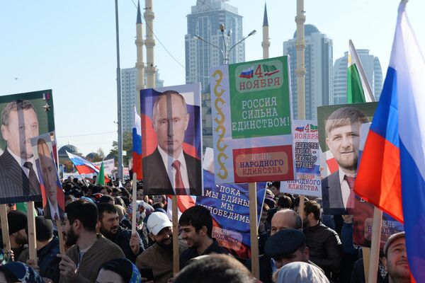 Como ficou: Participantes do comício no centro de Grozny dedicado ao Dia da Unidade Nacional (2017) - Sputnik Brasil