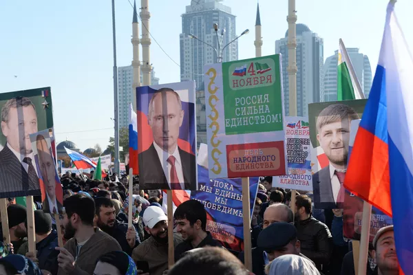 Como ficou: Participantes do comício no centro de Grozny dedicado ao Dia da Unidade Nacional (2017) - Sputnik Brasil