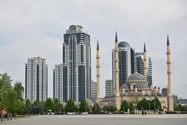 Arranha-céus do complexo Grozny-City e a mesquita Coração da Chechênia nomeada em honra de Akhmat Kadyrov (2023) - Sputnik Brasil