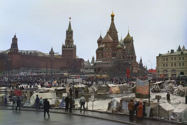 Uma'cidade' de barracas entre a Praça Vermelha e o hotel Rossiya. 1990 - Sputnik Brasil