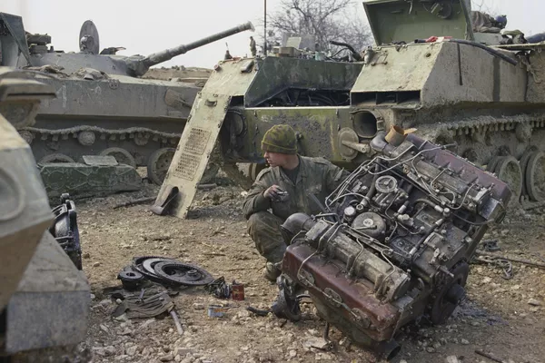 Como era: Um soldado russo reparando equipamento militar, ano 2000 - Sputnik Brasil
