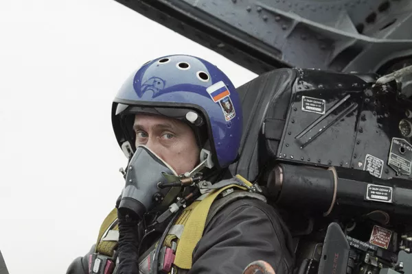 Como ficou: O presidente interino da Rússia Vladimir Putin na cabine de um caça-interceptador Su-27 após um voo de Krasnodar para a Chechênia para a atribuição de condecorações às tropas aerotransportadas russas - Sputnik Brasil