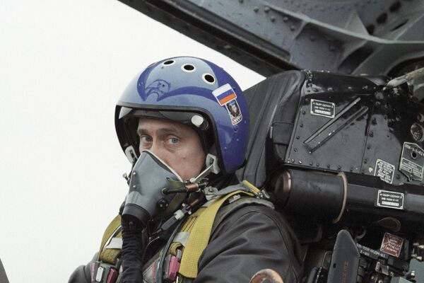 Como ficou: O presidente interino da Rússia Vladimir Putin na cabine de um caça-interceptador Su-27 após um voo de Krasnodar para a Chechênia para a atribuição de condecorações às tropas aerotransportadas russas - Sputnik Brasil