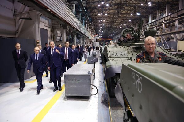 Presidente da Rússia, Vladimir Putin durante uma visita à corporação científica e industrial Uralvagonzavod em Nizhny Tagil - Sputnik Brasil