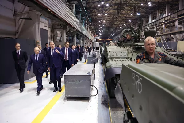 Presidente da Rússia, Vladimir Putin durante uma visita à corporação científica e industrial Uralvagonzavod em Nizhny Tagil - Sputnik Brasil