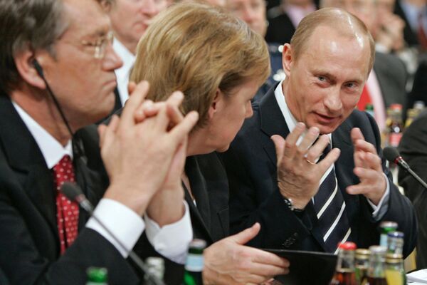Como era: Presidente da Ucrânia, Viktor Yushchenko, a chanceler alemã Angela Merkel e o presidente russo Vladimir Putin (da esquerda para a direita) na 43ª Conferência de Munique - Sputnik Brasil