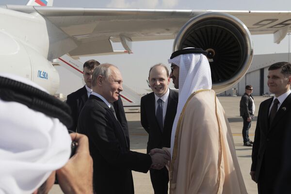 Presidente russo Vladimir Putin durante uma reunião no aeroporto em Abu Dhabi, 6 de dezembro de 2023 - Sputnik Brasil