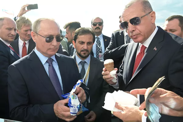 O presidente russo Vladimir Putin e o presidente turco Recep Tayyip Erdogan compram sorvete, 27 de agosto de 2019 - Sputnik Brasil