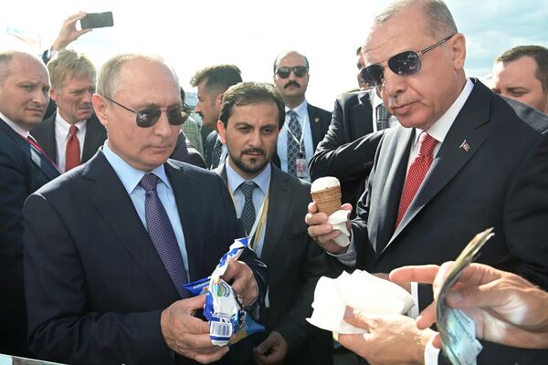 O presidente russo Vladimir Putin e o presidente turco Recep Tayyip Erdogan compram sorvete, 27 de agosto de 2019 - Sputnik Brasil