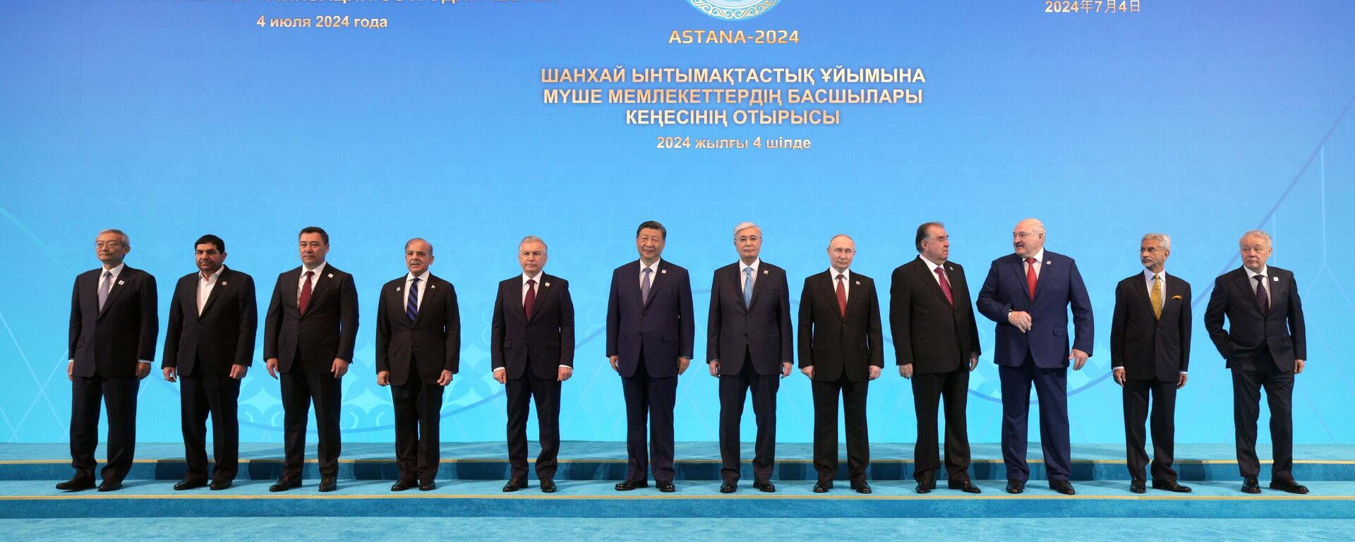 Presidente da Rússia, Vladimir Putin, em uma foto conjunta de chefes de delegações dos Estados-membros da Organização para Cooperação de Xangai (OCX) - Sputnik Brasil, 1920, 01.09.2025