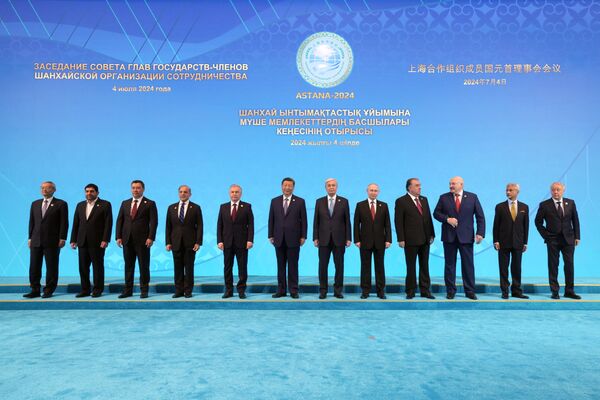 Presidente da Rússia, Vladimir Putin, em uma foto conjunta de chefes de delegações dos Estados-membros da Organização para Cooperação de Xangai (OCX) - Sputnik Brasil