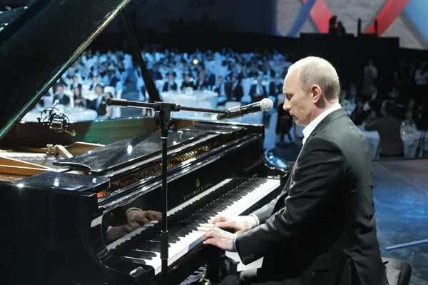 O primeiro-ministro russo Vladimir Putin toca piano em um concerto de caridade no Palácio de Gelo de São Petersburgo, 10 de dezembro de 2010 - Sputnik Brasil