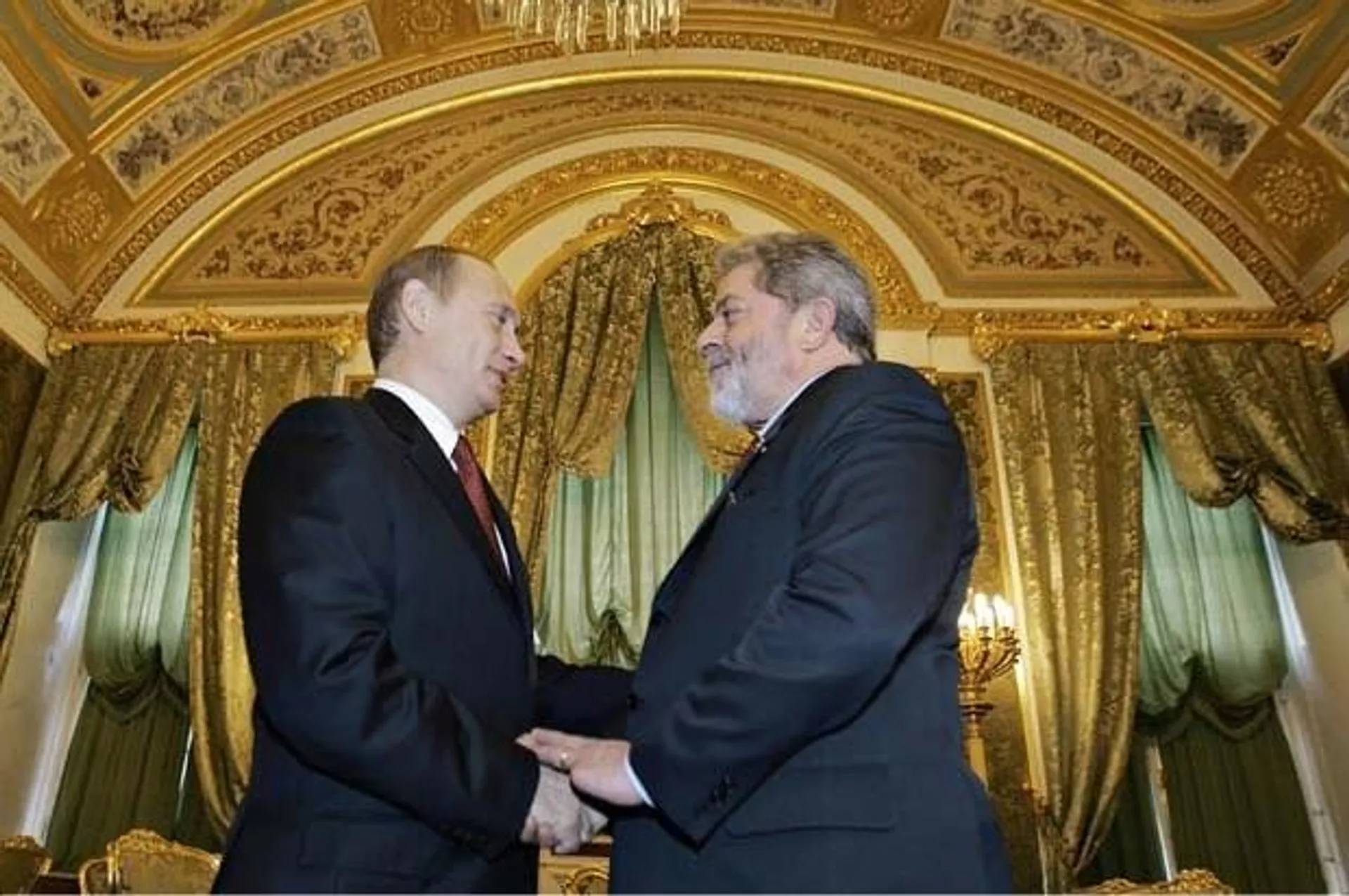 Lula é recebido por Vladimir Putin no Kremlin, em Moscou. Rússia, 17 de outubro de 2005 - Sputnik Brasil, 1920, 07.05.2025