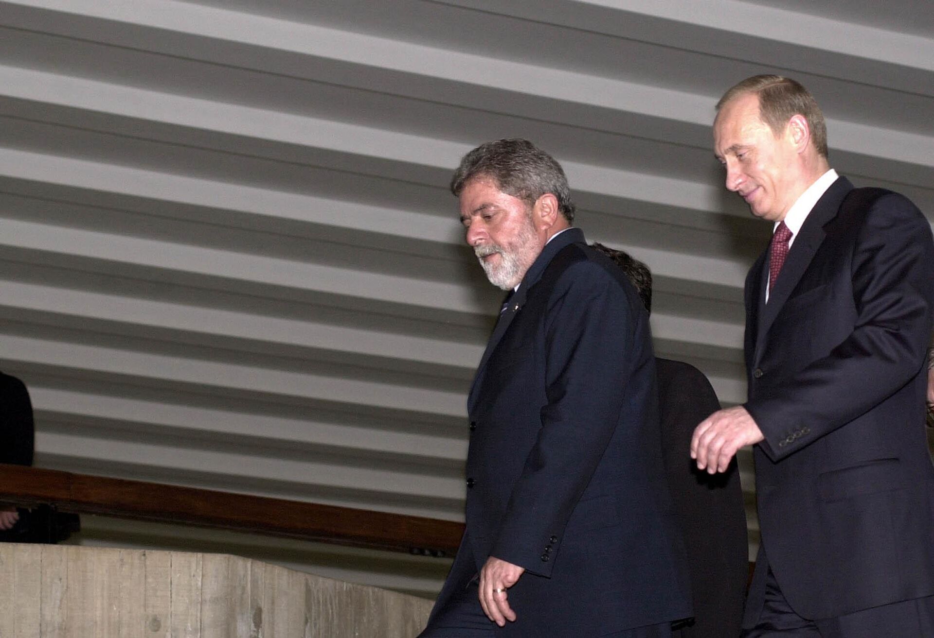Lula caminha ao lado de Vladimir Putin no Palácio do Planalto, em Brasília (DF). Brasil, 22 de novembro de 2004 Lula caminha ao lado de Vladimir Putin no Palácio do Planalto, em Brasília (DF). Brasil, 22 de novembro de 2004