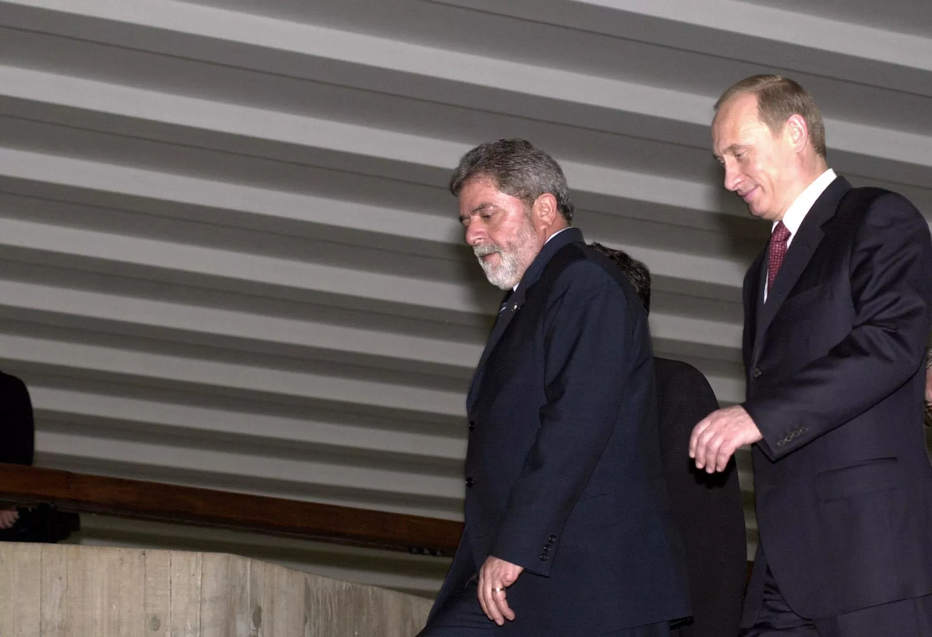 Lula caminha ao lado de Vladimir Putin no Palácio do Planalto, em Brasília (DF). Brasil, 22 de novembro de 2004 - Sputnik Brasil, 1920, 07.05.2025