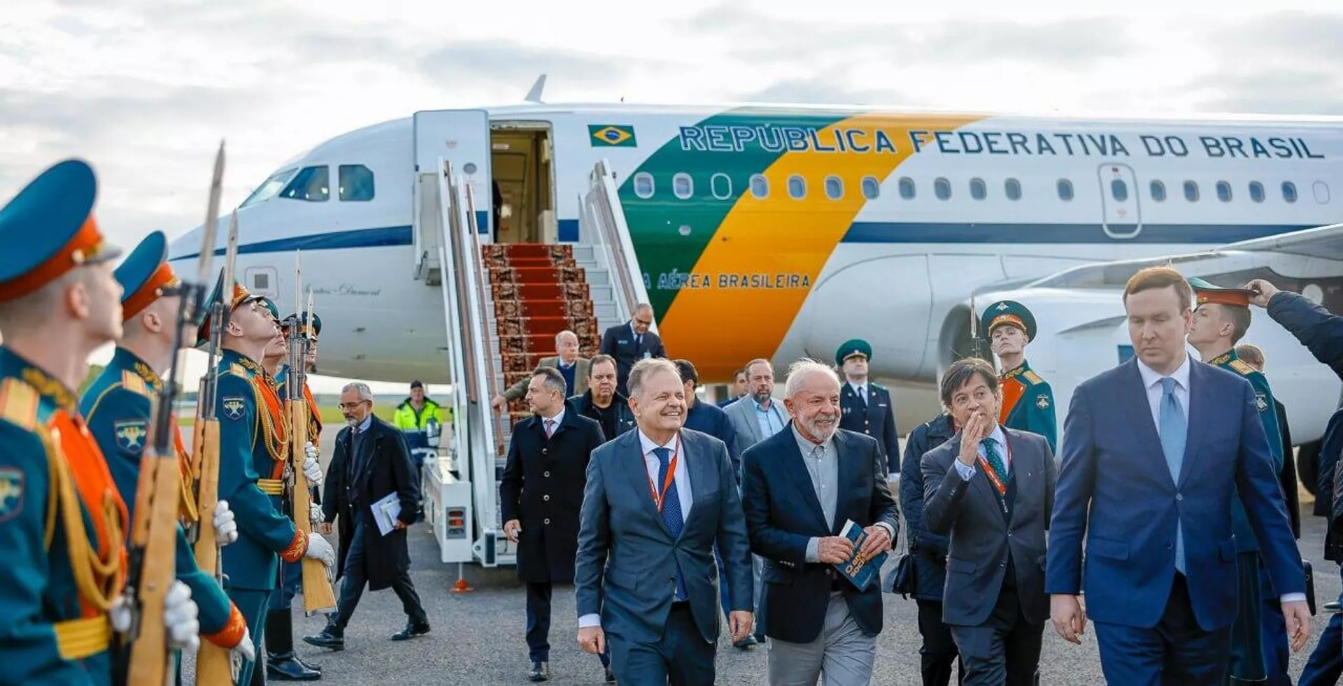 Lula desembarca com sua comitiva em Moscou. Rússia, 7 de maio de 2025 - Sputnik Brasil, 1920, 07.05.2025