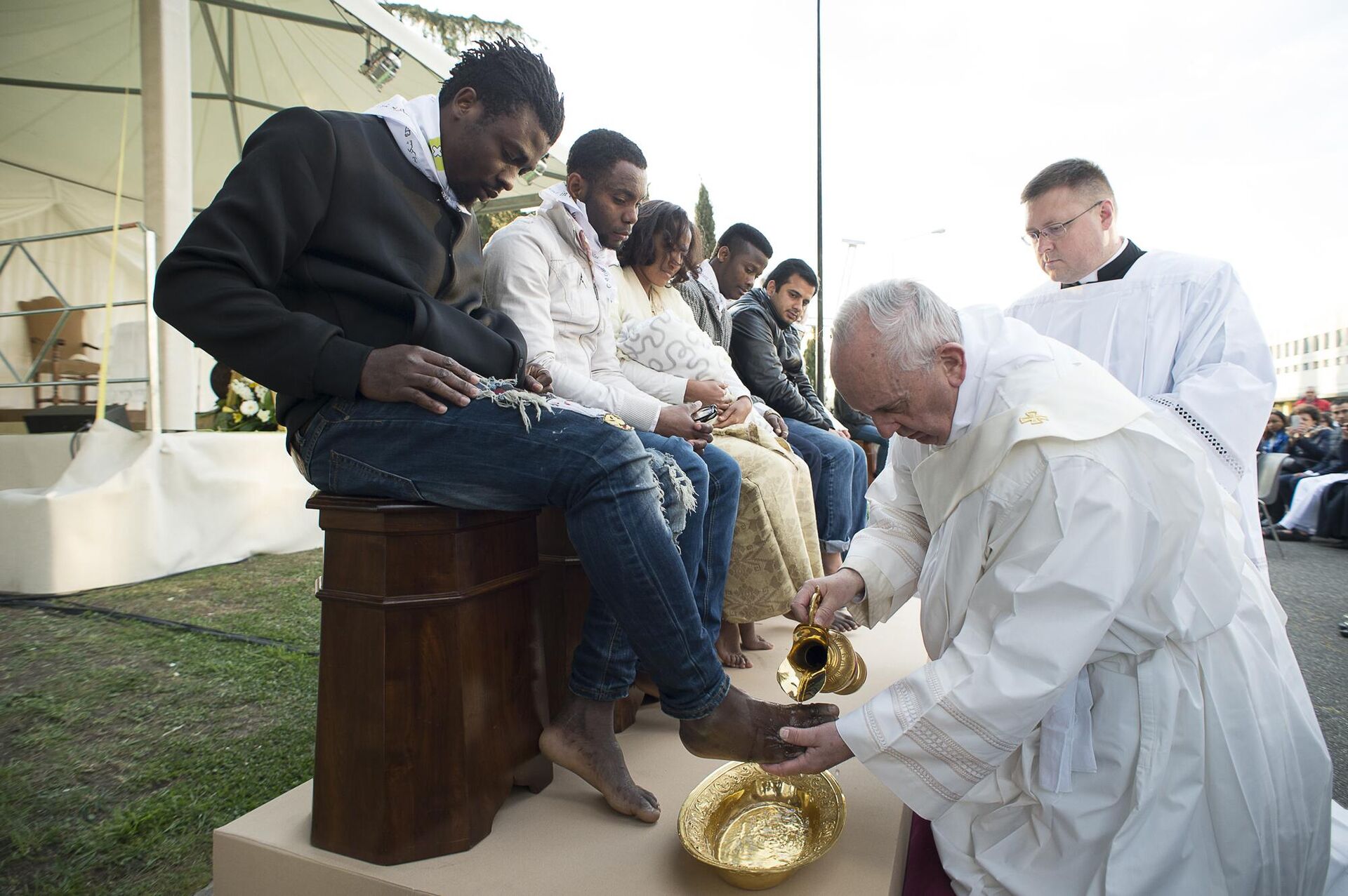 Papa Francisco demonstra religiosidade e lava os pés de homem em centro de refugiados em Roma. Papa Francisco demonstra religiosidade e lava os pés de homem em centro de refugiados em Roma.