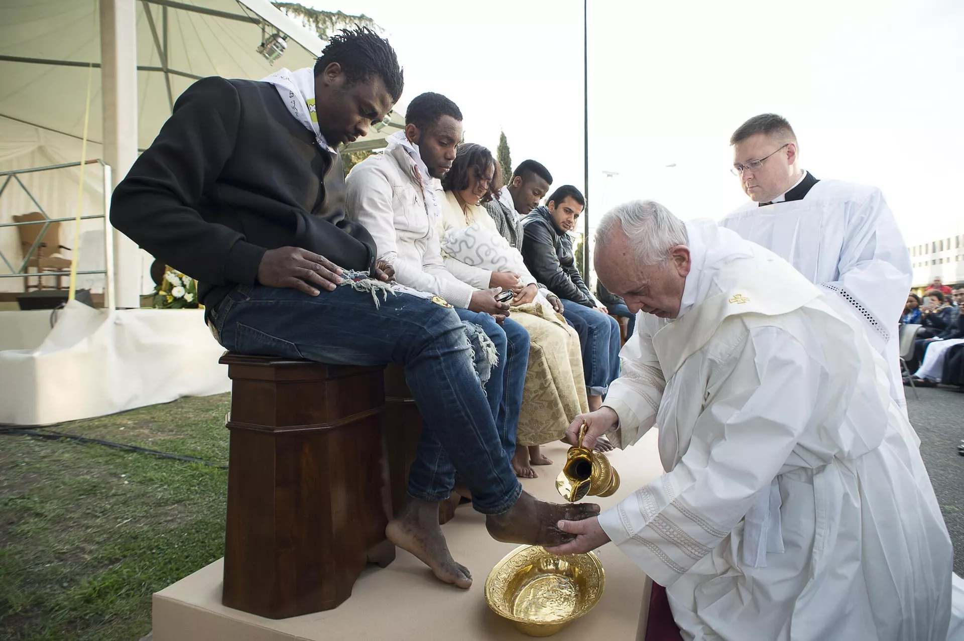 Papa Francisco demonstra religiosidade e lava os pés de homem em centro de refugiados em Roma - Sputnik Brasil, 1920, 07.05.2025