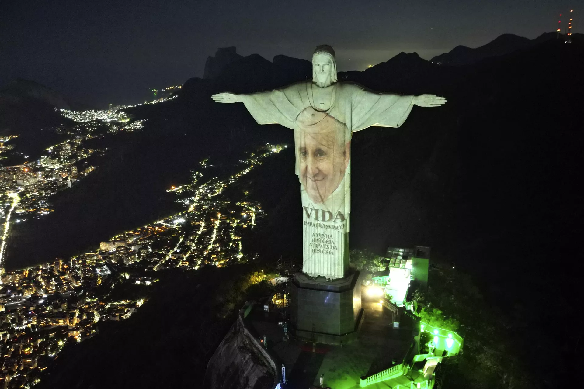 Cristo Redentor iluminado com uma imagem do Papa Francisco - Sputnik Brasil, 1920, 07.05.2025
