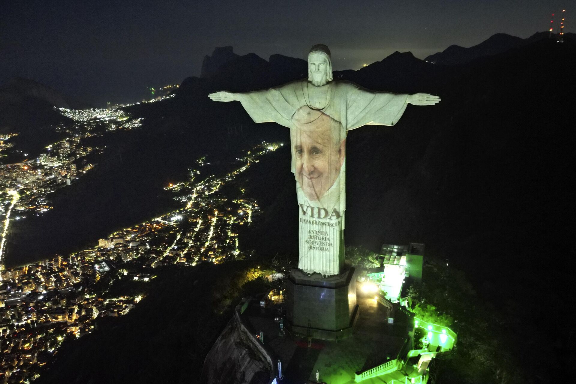 Cristo Redentor iluminado com uma imagem do Papa Francisco. Cristo Redentor iluminado com uma imagem do Papa Francisco.