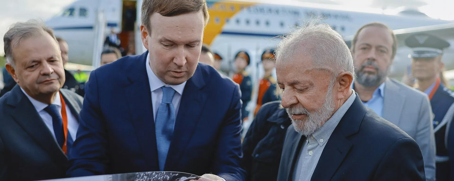 Presidente da República do Brasil, Luiz Inácio Lula da Silva, durante chegada a Moscou para celebrações do Dia da Vitória, em 7 de maio de 2025 - Sputnik Brasil, 1920, 07.05.2025