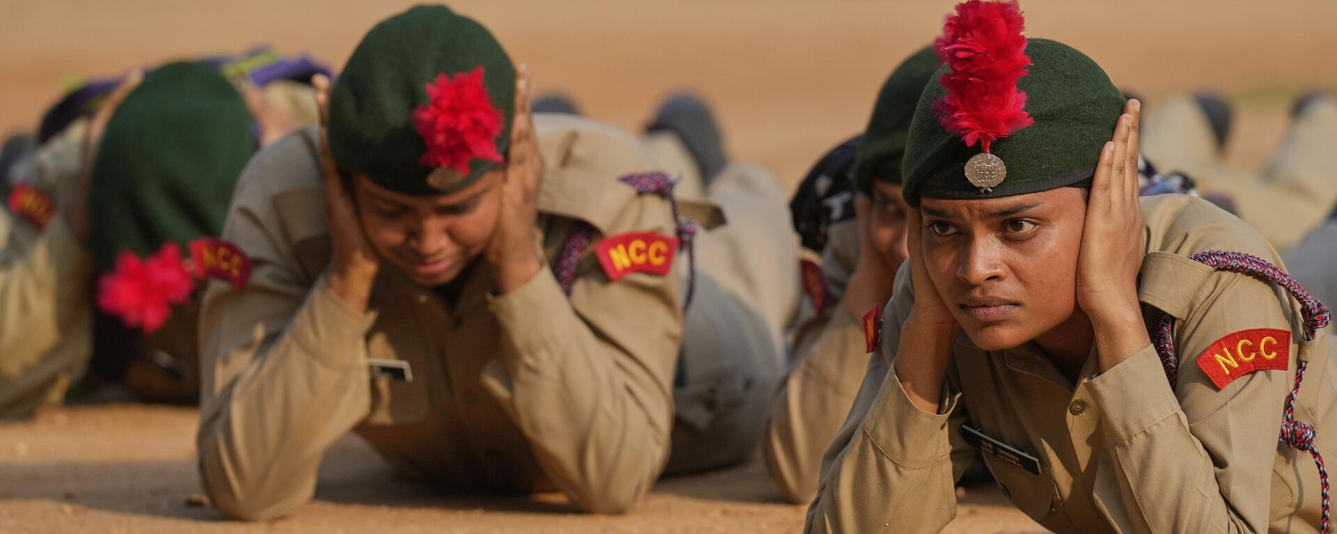 Militares participam de treinamento com civis para casos de ataques em meio aos temores de conflito entre Índia e Paquistão. Guwahati, 7 de maio de 2025 - Sputnik Brasil, 1920, 07.05.2025