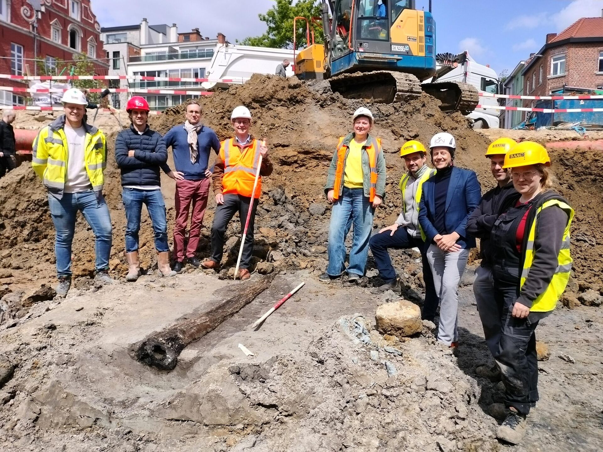 A equipe de escavações posando com a tubulação de água de madeira romana encontrada no subsolo de Leuven, Bélgica A equipe de escavações posando com a tubulação de água de madeira romana encontrada no subsolo de Leuven, Bélgica