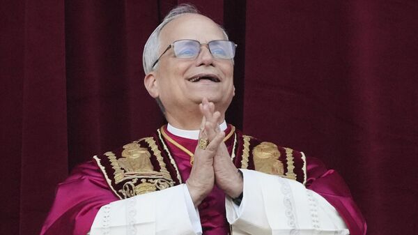 O novo papa, Leão XIV, aparece pela primeira vez na sacada da Basílica de São Pedro, no Vaticano, em 8 de maio de 2025 - Sputnik Brasil