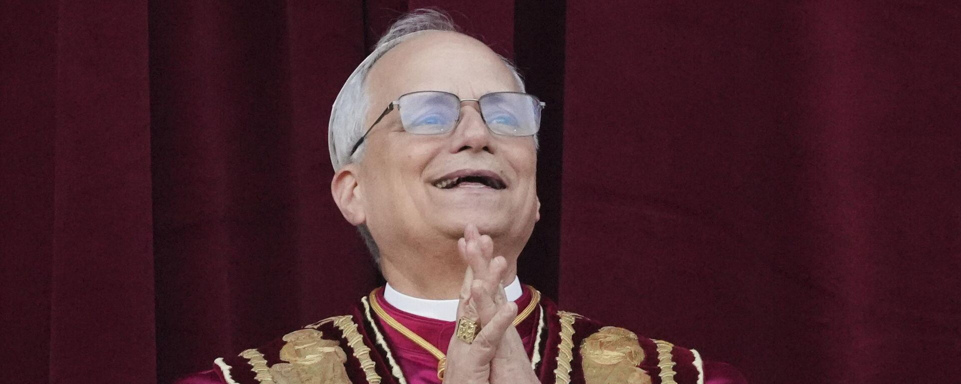 O novo papa, Leão XIV, aparece pela primeira vez na sacada da Basílica de São Pedro, no Vaticano, em 8 de maio de 2025 - Sputnik Brasil, 1920, 08.05.2025