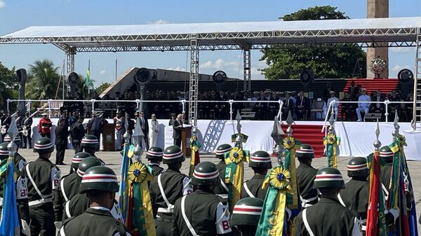 José Múcio, ministro da Defesa, discursa em frente a militares durante ato em celebração ao Dia da Vitória, no Rio de Janeiro (RJ), em 8 de maio de 2025 - Sputnik Brasil