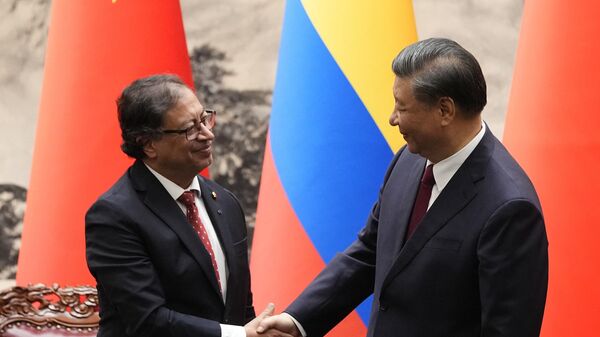 O presidente da Colombia, Gustavo Petro, com seu homólogo chinês, Xi Jinping O presidente da Colombia, Gustavo Petro, com seu homólogo chinês, Xi Jinping - Sputnik Brasil