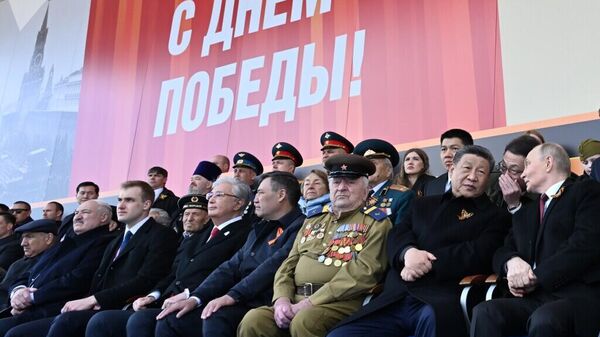 Presidente da Rússia, Vladimir Putin, na Praça Vermelha acompanhado por líderes mundiais para assiste à Parada Militar em 9 de maio de 2025 Presidente da Rússia, Vladimir Putin, na Praça Vermelha acompanhado por líderes mundiais para assiste à Parada Militar em 9 de maio de 2025 - Sputnik Brasil