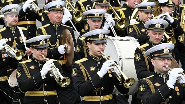 Orquestra militar marcha pela Praça Vermelha, marcando o fim da Parada da Vitória no 80º aniversário da Vitória na Grande Guerra pela Pátria Orquestra militar marcha pela Praça Vermelha, marcando o fim da Parada da Vitória no 80º aniversário da Vitória na Grande Guerra pela Pátria - Sputnik Brasil