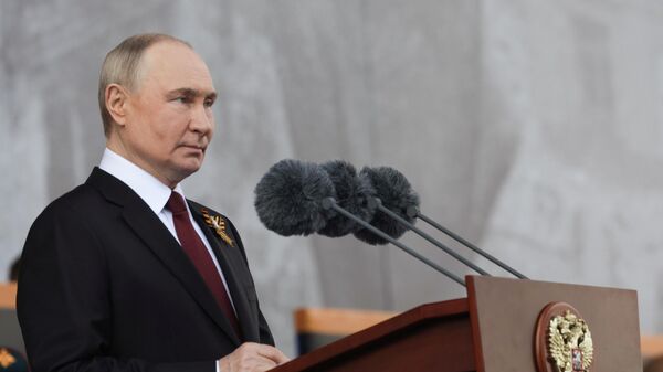 9 de maio de 2025. O presidente russo, Vladimir Putin, discursa na Praça Vermelha, em Moscou, durante a Parada da Vitória. - Sputnik Brasil