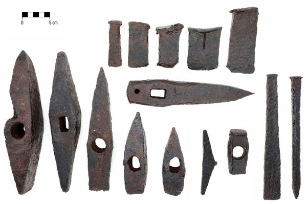 Conjunto de ferramentas para trabalhar a pedra descobertas em uma pedreira pré-romana em Magura Calanului, Romênia - Sputnik Brasil