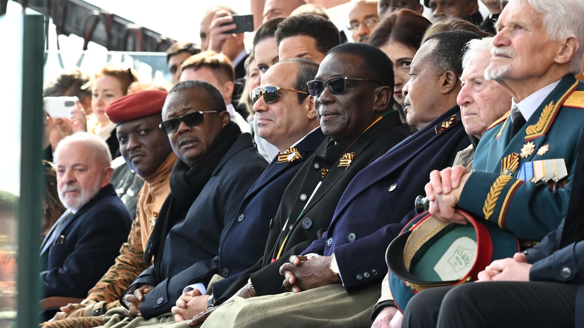 Da esquerda para a direita: o presidente brasileiro Luiz Inácio Lula da Silva, o presidente de Burkina Faso Ibrahim Traoré, o presidente de Guiné-Bissau Umaro Sissoco Embaló, o presidente do Egito Abdel Fattah Al-Sisi, o presidente do Zimbábue Emmerson Mnangagwa e o presidente congolês Denis Sassou Nguesso na Praça Vermelha em Moscou, na Parada da Vitória. Da esquerda para a direita: o presidente brasileiro Luiz Inácio Lula da Silva, o presidente de Burkina Faso Ibrahim Traoré, o presidente de Guiné-Bissau Umaro Sissoco Embaló, o presidente do Egito Abdel Fattah Al-Sisi, o presidente do Zimbábue Emmerson Mnangagwa e o presidente congolês Denis Sassou Nguesso na Praça Vermelha em Moscou, na Parada da Vitória. - Sputnik Brasil, 1920, 09.05.2025