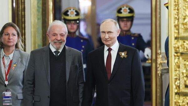 O presidente russo Vladimir Putin e o presidente brasileiro Luiz Inácio Lula da Silva na reunião em Moscou, em 9 de maio de 2025. - Sputnik Brasil