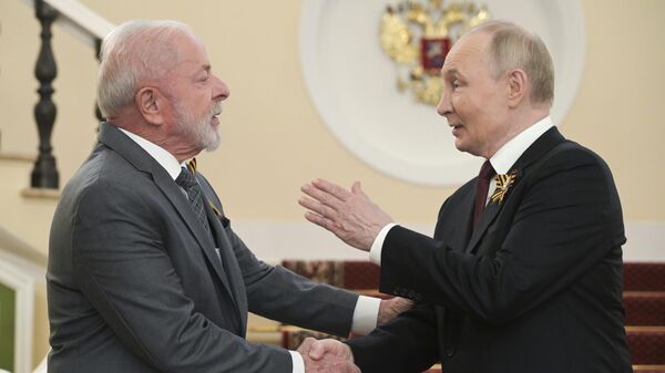 O presidente russo, Vladimir Putin, cumprimenta o presidente do Brasil, Luiz Inácio Lula da Silva, em Moscou. Rússia, 9 de maio de 2025 - Sputnik Brasil