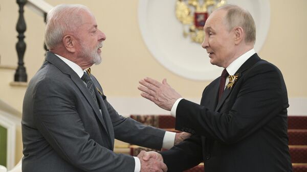 O presidente russo, Vladimir Putin, cumprimenta o presidente do Brasil, Luiz Inácio Lula da Silva, em Moscou, Rússia, sexta-feira, 9 de maio de 2025 - Sputnik Brasil