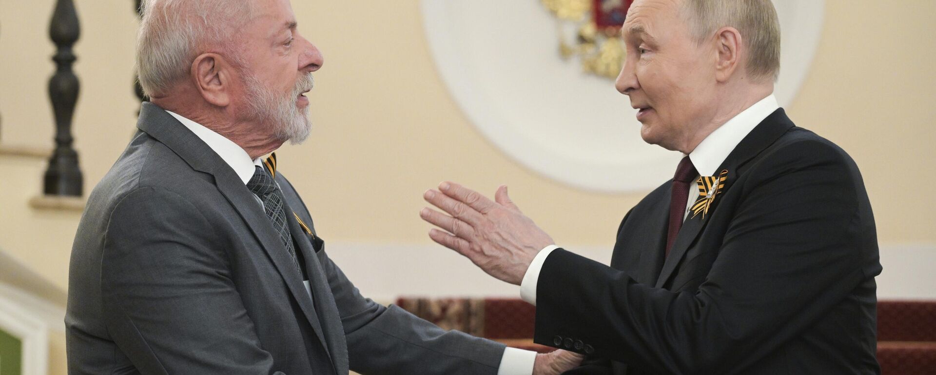 O presidente russo, Vladimir Putin, cumprimenta o presidente do Brasil, Luiz Inácio Lula da Silva, em Moscou. Rússia, 9 de maio de 2025 - Sputnik Brasil, 1920, 18.08.2025