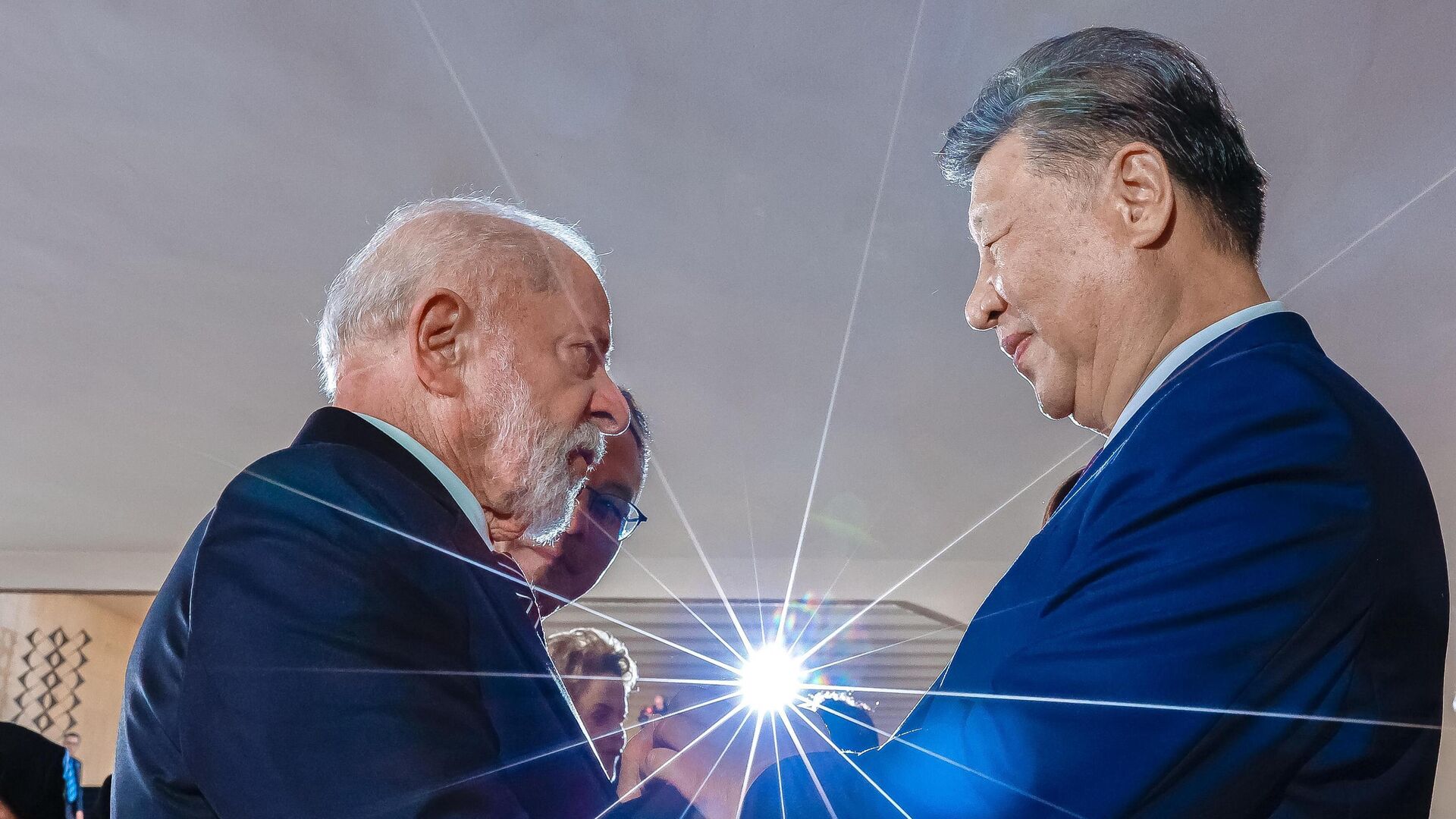 O presidente do Brasil, Luiz Inácio Lula da Silva, durante jantar oferecido a seu homólogo chinês, Xi Jinping, no Palácio Itamaraty. Brasília, Brasil, 20 de novembro de 2023 O presidente do Brasil, Luiz Inácio Lula da Silva, durante jantar oferecido a seu homólogo chinês, Xi Jinping, no Palácio Itamaraty. Brasília, Brasil, 20 de novembro de 2023 - Sputnik Brasil, 1920, 11.05.2025