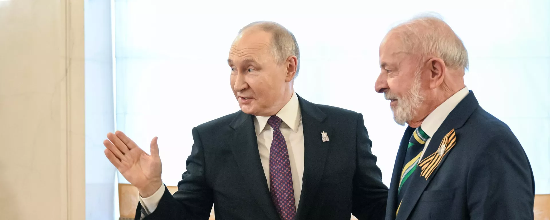 O presidente russo, Vladimir Putin, e o presidente brasileiro, Luiz Inácio Lula da Silva, no Kremlin para as comemorações do 80º aniversário da Vitória na Grande Guerra Patriótica, em 8 de maio de 2025 - Sputnik Brasil, 1920, 15.01.2026