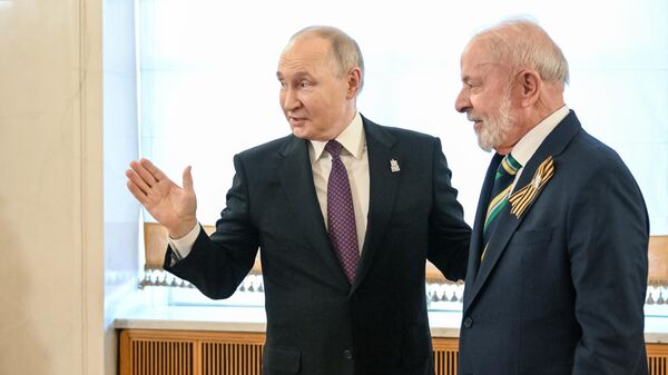 O presidente russo, Vladimir Putin, e o presidente brasileiro, Luiz Inácio Lula da Silva, no Kremlin para as comemorações do 80º aniversário da Vitória na Grande Guerra Patriótica, em 8 de maio de 2025 - Sputnik Brasil