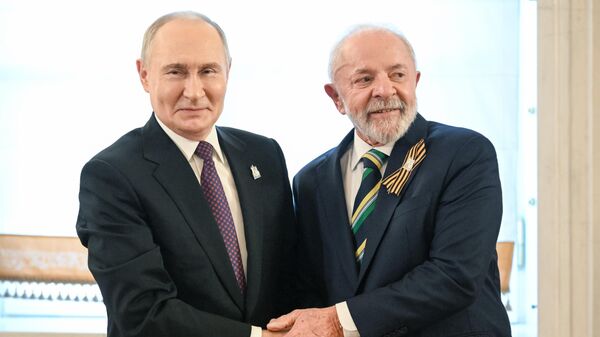 O presidente russo, Vladimir Putin, e o presidente brasileiro, Luiz Inácio Lula da Silva, no Kremlin para as comemorações do 80º aniversário da vitória na Grande Guerra pela Pátria, em 8 de maio de 2025 - Sputnik Brasil